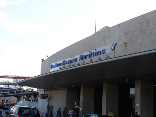 Auffahrt zur Fähre nach Villa San Giorvanni