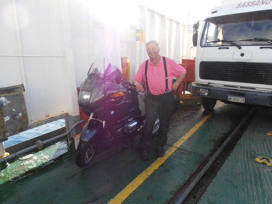 Diese glitschigen Eisenbahnschinen, 10 cm überstehend waren schon eine Aufgabe für die Fuhre