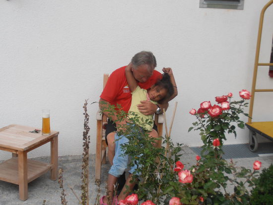 Sepp mit Adoptivtochter aus dem Sudan, die als Baby aus einem Waisenhaus persönlich geholt wurde.