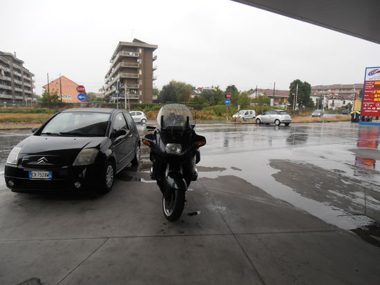Pause an der Tanke, um den gröbsten Schauern zu entgehen