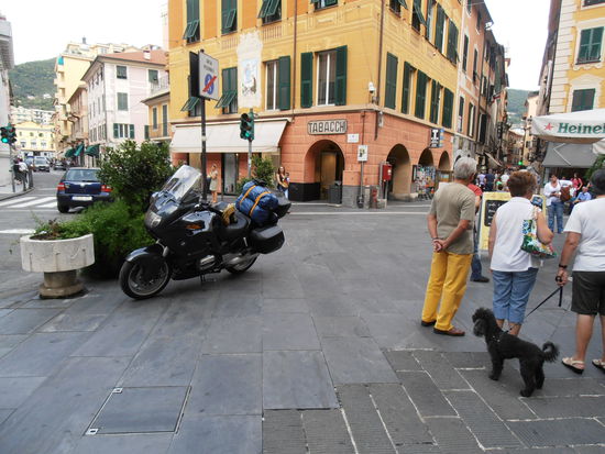 hier steht mein Moped, welches niemanden behindert und stört, ausser den Cabanieri