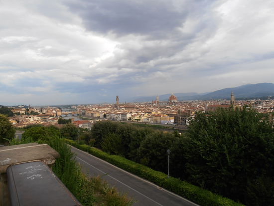 Ein Blick über Florenz, die große Kuppel ist die Santa Maria del Fiore, aufgenommen vom Pizza Leonardo da Vinci