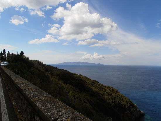 Ganz weit im Hintergrund die Insel Giglio