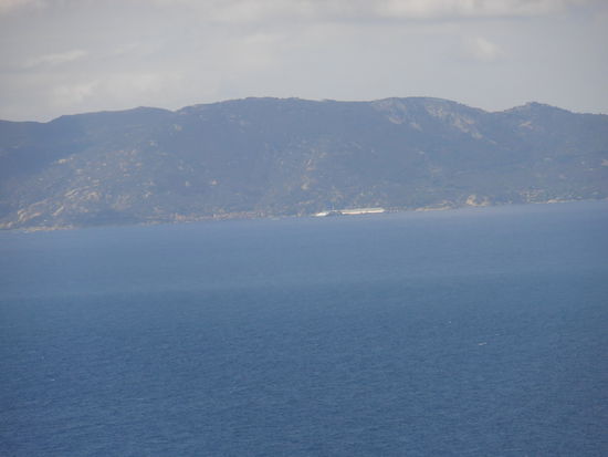 Der weiße Streifen ist die Costa Concordia