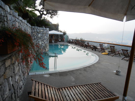 Ein traumhaft schöner Pool über dem Golf von Sorrent