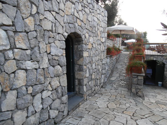 Der Eingang zu meiner "Unterkunft" fotografiert am nächsten Morgen