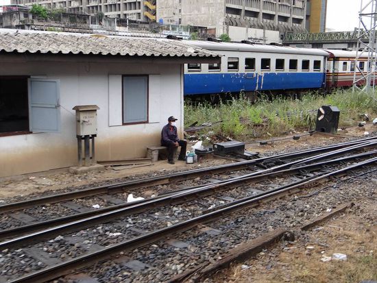 Trotz der teils modernen Metropole wirkt zb. der Bahnhof und die Umgebung wie im Mittelalter. Der Bahnhofvorsteher regelt die Ankunft und Abfahrt der Züge noch mit roter und grüner Flagge...