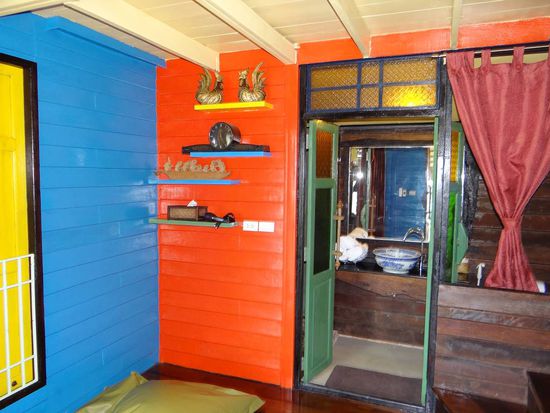 Der vorraum und gerade durch das Bad unseres Zimmers...