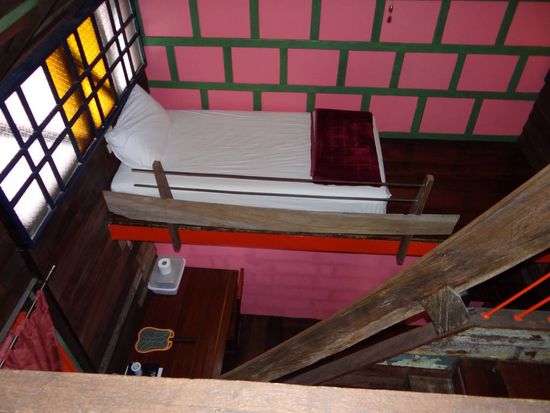 Die Treppe nach oben und das eintelne Bett auf der halben Etage