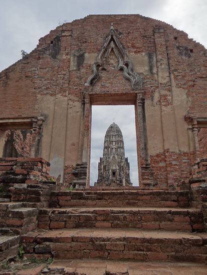 im Hintergrund ein gut erhaltener Tempel