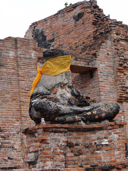 schade das vieles so sehr zerstört ist. Vor vielen 100 Jahren als das alte Siam im Krieg angegriffen wurde, sind fast alle alten Tempel niedergebrannt worden. Aus der einst 1.000.000 großen Metropole blieb ein ca. 50.000 Einwohner Städtchen übrig.