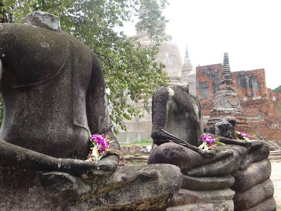 viele Köpfe der Figuren wurden nach dem Krieg geplündert, trotzdem sind es noch immer sehr heilige Orte die von den Thais verehrt werden...