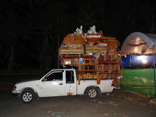 In Krabi sahen wir dann noch einen Möbeltransporter der Spitzenklasse