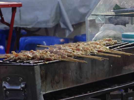 Essen vom Grill am Nachtmarkt.....