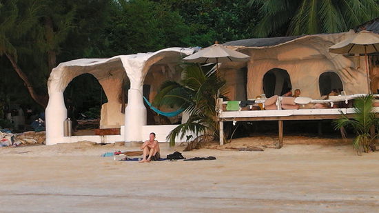 Unsere Tauchschule links, rechts das Restaurant wo wir immer gefrühstückt haben