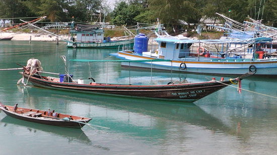 Das zweite von links... auch so sehen hier die Taxiboote aus, die einen von Strand zu Strand bringen..