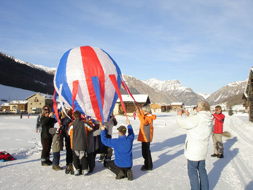 der selbstgebastelte Ballon geht auf Reisen