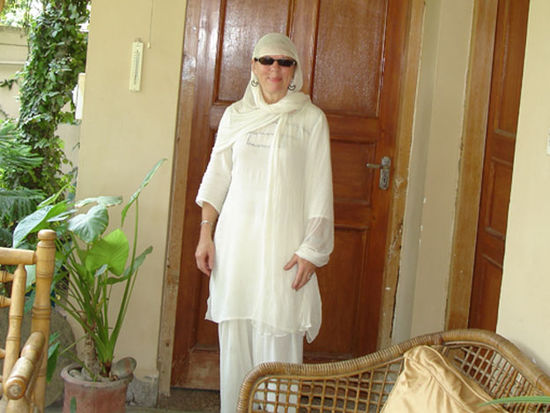 Ich habe die Ehre, im Haus meines Freundes, Prof. S. von der Universität Peshawar wohnen zu dürfen - mit allen Annehmlichkeiten, die man sich vorstellen kann: Mit eigenem, klimatisierten Zimmer, eigener Terrasse, kleinem Garten und Hausdiener. Welch ein Luxus!