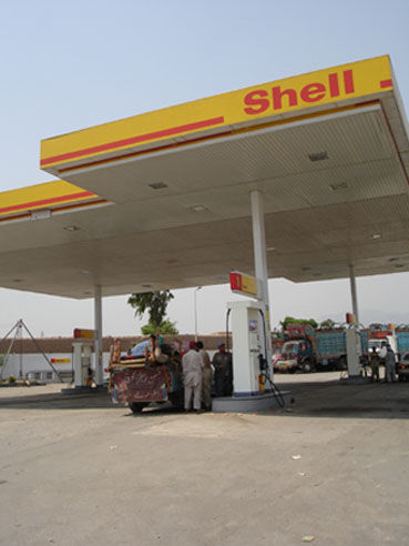 Traue ich wirklich meinen Augen - eine saubere, ordentliche Shell-Tankstelle auf dem Weg Richtung Afghanistan? Haben wir alle vielleicht eine falsche Vorstellung von Pakistan?