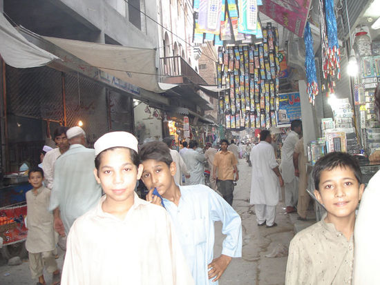 Schaut mal alle her, da ist eine Ausländerin - und dann noch eine Frau alleine, unglaublich!