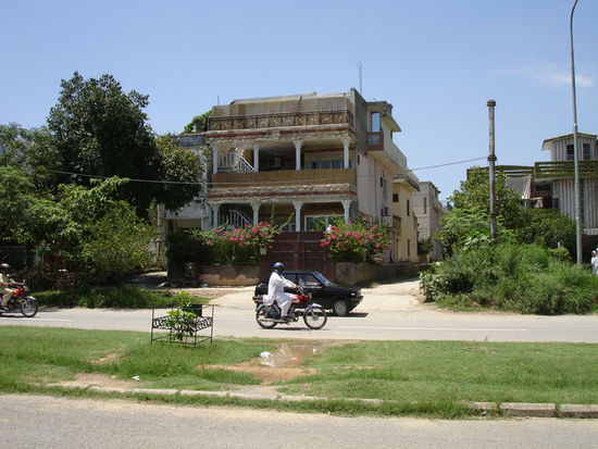 Ich staune, wie sauber, ordentlich und grün das moderne Islamabad ist - im Gegensatz zum alten Teil Rawalpindi, den man eigentlich in diesen unruhigen Zeiten meiden sollte. Aber - siehe unten, grins.