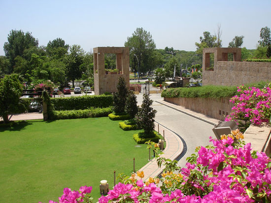 Am ersten Morgen will ich unbedingt im Sereena-Hotel frühstücken, es ist berühmt für sein phantastisches und eimaliges Buffet. Taxifahrer wollen mich nicht dort hin fahren, da es im gefährlichen, abgeriegelten Gebiet an der Roten Moschee liegt. Aber ich wäre nicht Annette, wenn ich es nicht schaffen würde, dort hin zu kommen. Ein Privatauto bringt mich hin und ich schwelge nach flughafenähnlichem Sicherheitscheck im angenehmen Ambiente dieses tollen Hotels und genieße den ersten Morgen in Pakistan.