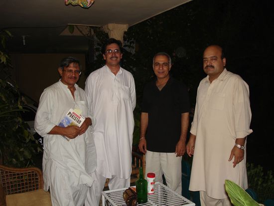 Sollte man nicht glauben, aber das sind alles Professoren von der besten Universität in Peshawar. Da ich auch mal vorhabe, hier zu arbeiten, habe ich gute Kontakte, die ich sicher nutzen werde.