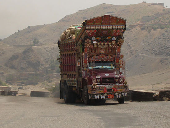 Ach was liebe ich diese wunderschönen bemalten pakistanischen Trucks. Hier auf dem Khyber-Pass sind sie zu Hauf zu sehen.