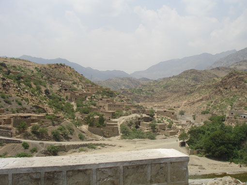 Im Hintergrund ist schon Afghanistan zu erblicken. Vordergrund eine Ortschaft, die sich total der Umgebung anpasst. Warum wohl? Wer's weiß, bekommt 10 Punkte.
