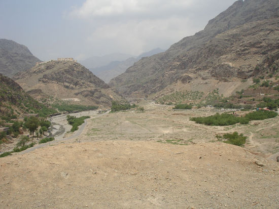 Ist schon eine aufregende Sache, dieser Khyber-Pass. Wie lange habe ich davon geträumt, diese Strecke zu fahren. Keine Spur von Angst. Bin natürlich wie immer die einzige europäische Person weit und breit.