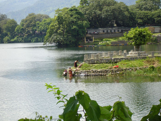 Pokhara-Lake. Endlich kann ich mich erholen von den anstrengenden und aufregenden letzten Wochen. Nur noch relaxen, essen, trinken und ein bisschen wandern, herrlich.
