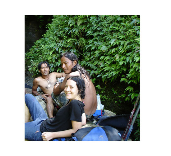 Unerwartetes, nettes Treffen mit Nepal, Tibet, Israel und Deutschland beim Wasserfall in Pokhara. Ein rauchiges und nasses Vergnügen.