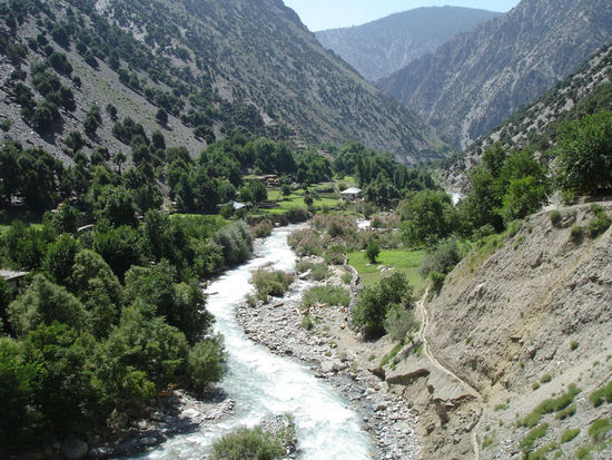 Direkt an der Grenze zu Afghanistan in den Bergtälern von Birir, Rumbur und Bamboret leben noch etwas 3500 Bergbauern weitgehend in ihren Traditionen.