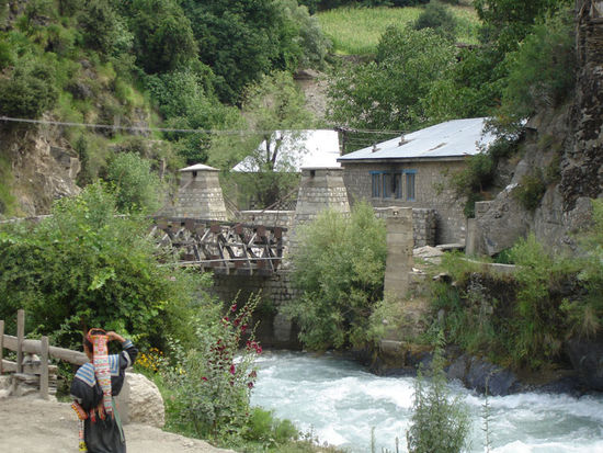 Die Dörfer der Kalash schmiegen sich eng verschachtelt an die bewaldeten Hänge der Täler.