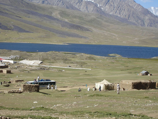 Seit 1991 wird regelmäßig in der ersten Woche im Juli ein Polo-Festival auf diesem Shandur-Paß ausgetragen Dies ist der höchste Poloplatz der Welt. Es ist wohl das größte Volksfest in Nordpakistan.