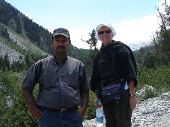 Ich lerne auf meinem Anstieg zur Fairy Meadows 4 pakistanische Reisende kennen, die sich freuen, dass sie eine europäische Frau begleitet. Wir werden durch die in den nächsten Tagen zu bestehenden Abenteuern in den Tiefen des Karakorum zu engen Freunden. Doch zunächst führt mich Nadeem erst einmal fürsorglich in die Welt des Trekkings ein. Mein erster Trekkingtag den recht steilen und beschwerlichen Pfad hinauf für 5 Stunden ist schon recht anstrengend. Ich ahne so langsam, was mich am nächsten Tag Richtung base camp erwartet.