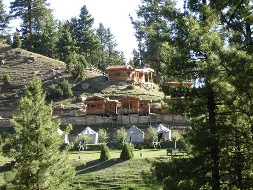 Wir haben es tatsächlich geschafft. Fairy Meadows ist erreicht, der 1. Punkt des Trekkings. Der Lohn der Mühe: eine wunderschöne Holzhütte, die 2. von links ist die Meinige. Jurtenzelte gibt es auch zu mieten. Der Blick ist einzigartig, siehe unten. Die Alm liegt in einer Höhe von 3.306 m. Wer aus der Hitze des Industales hier hinaufkommt, der versteht ein wenig die Tato-Bergbauern, die der Meinung sind, dass nur Feen dieses Paradies erschaffen konnten.