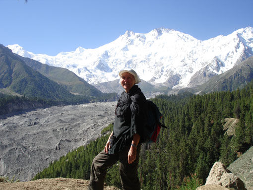 Und auf geht's zum Basislager der Deutschen Nanga-Parbat-Expeditionen. Vorbei am geröllbedeckten Gletscher höher und höher hinauf durch Birken- und Zedernwälder mit exzellentem Ausblick auf die Nanganordwand.