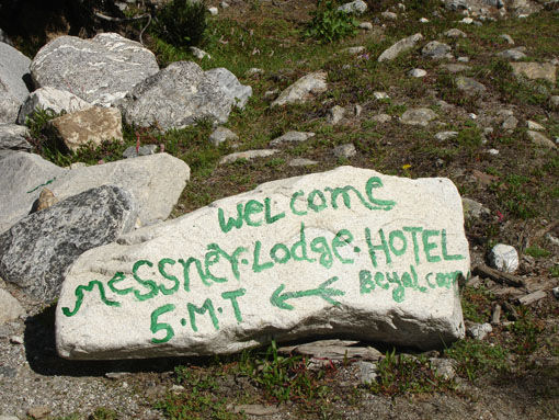 Vorbei geht's an der Messner Lodge. Das Wort "Hotel" ist natürlich ein Treppenwitz. Messner kommt einmal jährlich hier her und begrüßt und besteigt "seinen" Berg. Viele Geschichten werden von ihm und seinem Berg erzählt.