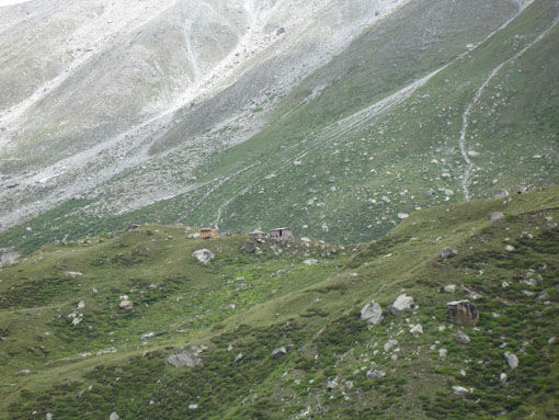 Nach 6 Stunden Fußmarsch ist endlich das base camp in Sicht. Gleich haben wir es geschafft. Buddha sei gelobt und getrommelt, oder Allah oder wer auch immer.