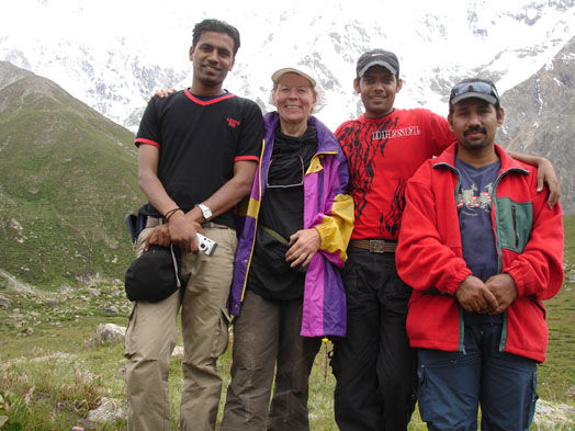 Meine Freunde Amir, Kamran, Nadeem und ich sind überglücklich und stolz, dass wir es in gemeinsamer Arbeit geschafft haben: Base Camp Nanga Parbat 4.000 m hoch. Für unerfahrene Trekker nicht einfach, für Erfahrene dürfte es kein Problem sein. Eine Gedenkstätte erinnert dort an Alfred Drexel, der 1937 unter tragischen Umständen verstarb.
