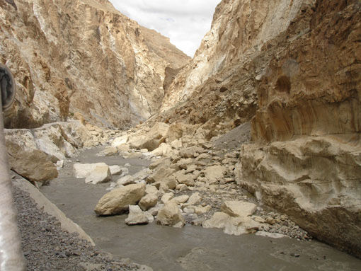 Die Farben im Karakorum verändern sich auch unaufhörlich - vom tiefsten Grau bis zum schönsten Sandbraun