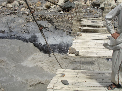 Ich muss zugeben, man muss sich überwinden, aber man schafft es, darüber zu gehen. Man darf nur nicht in die reißende Flut schauen, sonst dreht es sich im Kopf, nur auf die Holzbalken achten, dann gelingt die Überquerung "spielend"
