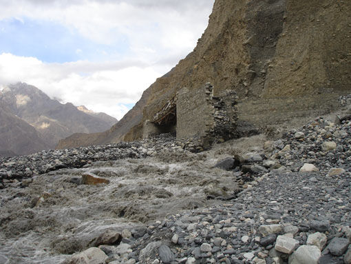 Rechts oben die kaputte Brücke, unten die Geröllpiste und dazwischen der eiskalte, todbringende, reißende Strom aus den frostigen Höhen des Karakorum
