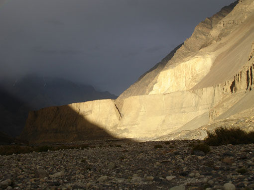 Was bietet sich abends für uns ein Schauspiel in der zerklüfteten Bergwelt des Karakorum! Einfach umwerfend.
