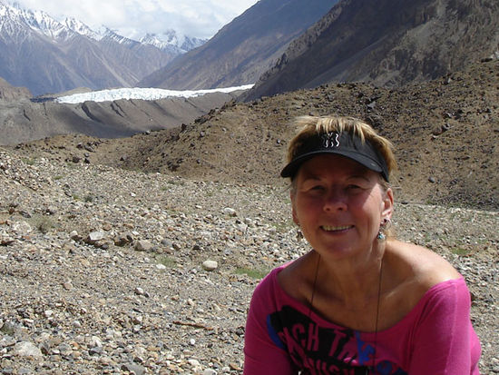 Glücklich im Karakorum
Zu aller Beruhigung: Mein weites Hemd habe ich nur mal kurz für dieses Bild ausgezogen, war also sonst immer züchtig angezogen, smile.