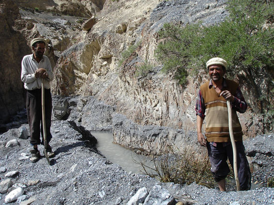 Plötzlich finden wir an der engsten Stelle im Gebirge 2 Arbeiter, die das Flussbett freilegen. Sie freuen sich über den unerwarteten Besuch einer westlichen Frau und ihrem Begleiter.