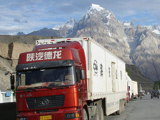 Die ersten chinesischen Laster tauchen in Sost auf