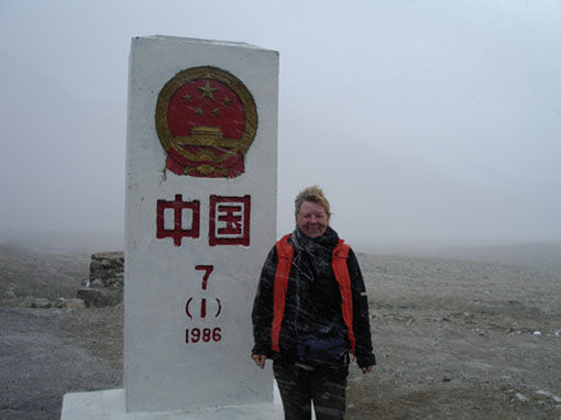 Plötzlich minus 5 Grad und Schneesturm. China begrüßt mich unfreundlich und kalt. Mit 5.300 m Höhe ist diese Grenze die höchste der Welt.