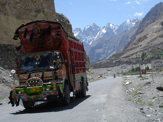 Laster auf Karakorum Highway macht sich immer gut vor dieser Kulisse